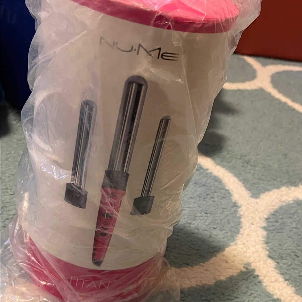 NuMe Triple Barrel Curling Wand in Pink